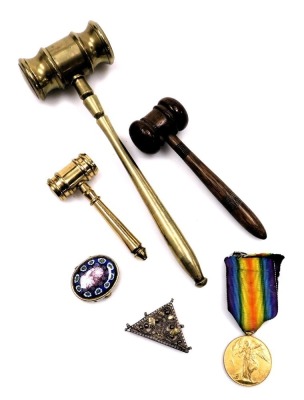 Two brass gavels, a wooden gavel, WWI Victory Medal named to Gnr. J. Glascoe, Royal Artillery, 270455, a pill box of oval form, the hinged lid with millefiori decoration, and South American white metal container. (qty)