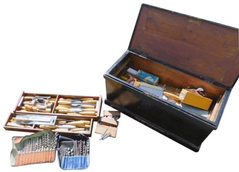 An ebonised carpenter's tool chest, with a hinged lid opening to reveal assorted carpenter's tools, etc, 89cm wide.