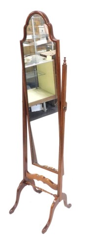 An Edwardian mahogany cheval mirror, raised on four cabriole legs, 162cm high.