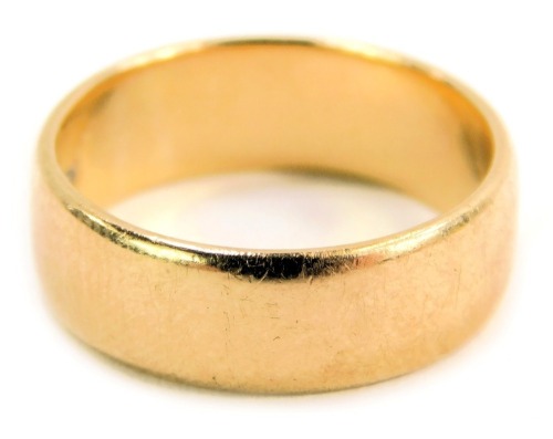 A 9ct gold wedding band, of plain design, ring size M, 4g.