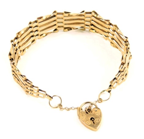 A 9ct gold gate bracelet, the bracelet of five bar design with the outer panels twist stemmed, on fine link chain with padlock, 18cm long, 10g.