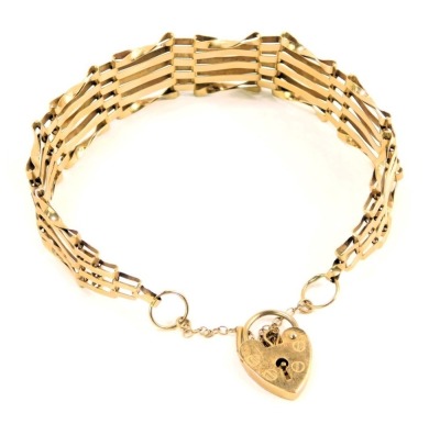 A 9ct gold gate bracelet, the bracelet of five bar design with the outer panels twist stemmed, on fine link chain with padlock, 18cm long, 10g.