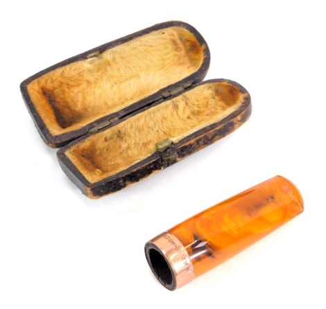 A 9ct gold collared and amber cheroot holder, in a travel case, 5cm wide.