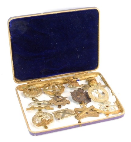 A group of reproduction cap badges, fitted in a presentation case, to include Staffordshire and Berkshire Regiments. (1 box)