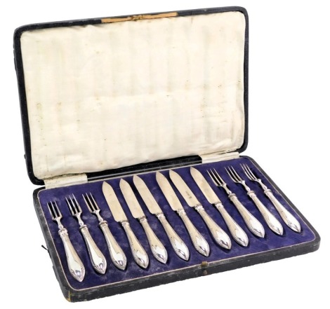 A set of six silver handled fruit knives and forks, with stainless steel blades, cased, Sheffield 1920.