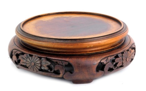 An early 20thC Chinese carved wood urn stand, 16cm diameter.