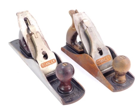 A Stanley Bailey No 5 Jack bench plane, and a Stanley Bailey No 4 1/2 smoothing plane. (2)