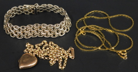 A quantity of jewellery