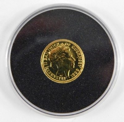 A Queen Elizabeth Queen Mother Guernsey five pound gold coin, from 1999, with certificate of authenticity. - 2