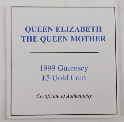 A Queen Elizabeth Queen Mother Guernsey five pound gold coin, from 1999, with certificate of authenticity. - 3