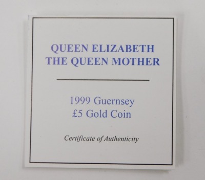 A Queen Elizabeth Queen Mother Guernsey five pound gold coin, from 1999, with certificate of authenticity. - 3