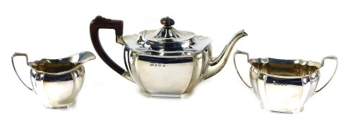 A George V silver three piece tea set, comprising teapot, milk jug, sugar bowl, with a moulded handle and knop, maker SL, Birmingham 1931, 38.78oz gross. (3)