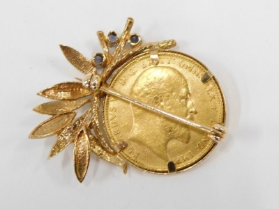 An Edward VII full gold sovereign brooch, dated 1905, the circular brooch with fern spray, set with three sapphires in 9ct mount, 12.3g all in, 3cm wide. - 2