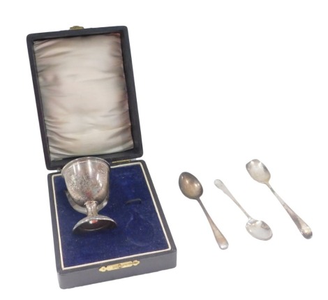 A group of silver and other wares, comprising a George V silver egg cup and spoon, in presentation case, Birmingham 1924, and two additional silver teaspoons, 1.78oz. (4)