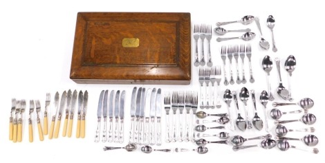 An oak cutlery canteen containing later plated King's pattern cutlery, fish knives and forks with composition handles. (AF)