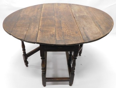 An 18thC oak oval gate leg table, on turned supports, 109cm wide. (AF) - 3