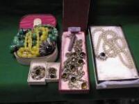 A qty of costume jewellery