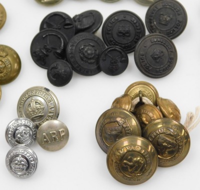 A collection of various military and livery buttons. (1 bag) - 3