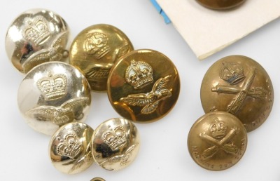 A collection of various military and livery buttons. (1 bag) - 6