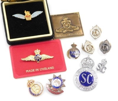 A collection of military lapel badges and other insignia, a sweetheart brooch, etc., including Territorial Army, RAF, Royal Lincolnshire Regiment, Home Guard, etc.