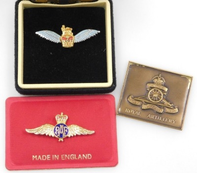 A collection of military lapel badges and other insignia, a sweetheart brooch, etc., including Territorial Army, RAF, Royal Lincolnshire Regiment, Home Guard, etc. - 2