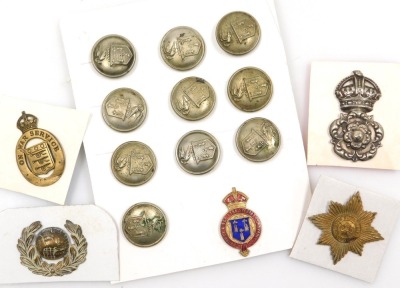 Cap badges and buttons, including a set of buttons for King's Lynn Borough Police, Lincoln City Police cap badge, Yorkshire Police, Royal Marines, Irish Guards, etc. - 4