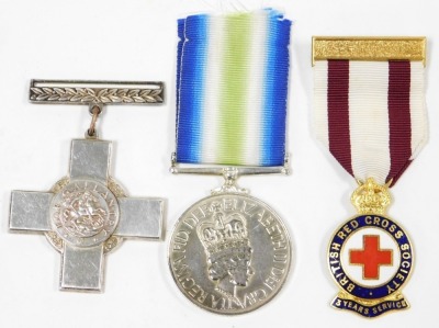 A US Navy Military Commendation medal, etc., including a Queen Elizabeth South Atlantic medal replica, British Red Cross Society Service medal, and a replica Military Cross. - 4