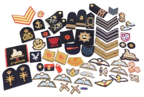 A collection of military cloth badges, including regimental badges, rank badges, and insignia, including RAF, Lincolnshire Regiment, Middlesex Regiment, and others, etc. (1 bag)