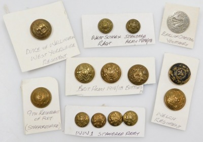 A collection of military brass buttons, including Lincolnshire Regiment, Norfolk Regiment, Queen's Own Dorset Yeomanry, Royal Tank Regiment, Royal Signals, East Yorkshire Regiment, and others. (1 tray) - 3