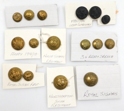 A collection of military brass buttons, including Lincolnshire Regiment, Norfolk Regiment, Queen's Own Dorset Yeomanry, Royal Tank Regiment, Royal Signals, East Yorkshire Regiment, and others. (1 tray) - 4