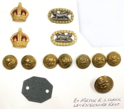 A collection of Leicestershire Regiment buttons and cap badges, and rank insignia, some reputedly relating to Ex Major RS Clarke. (1 tray) - 5