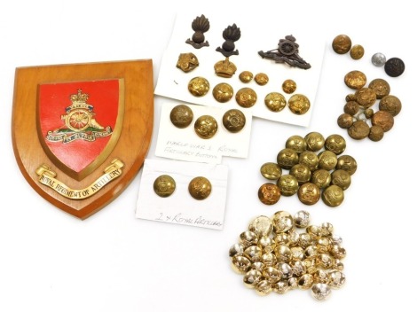 Royal Artillery interest, including a collection of brass buttons, cap badges and shield crest. (1 tray)