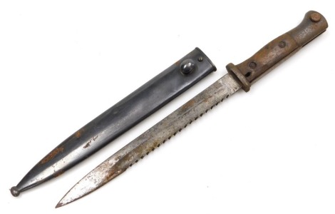 A German WWI Mauser saw-back bayonet, with 25cm blade, indistinct mark to the back but otherwise unmarked, with steel scabbard.