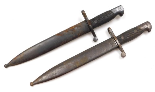 Two Spanish 1941 pattern Bolo Toledo machete bayonets, each with 24cm fullered blades, each stamped with crown and FN monogram with Toledo to the riccasos and one numbered 6980T, the other 1970M, chequered grips, each with steel scabbards.