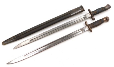 Two British Army 1907 pattern bayonets, one marked 1907 and 18/Sanderson, further marks to the reverse ricasso, lacking scabbard, the other with broad arrow mark and 1907, and with indistinct marks, with leather and steel scabbard.