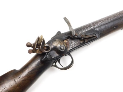 An 18thC flintlock blunderbuss, the lock plate indistinctly stamped Theo Richards, the 35cm barrel with fore and rear sights, ramrod and walnut stock, engraved brass trigger guard with acorn terminal, 75cm overall. - 2