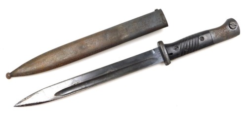 A German WWII Mauser bayonet, with 24cm fullered blade, stamped 41CUL and 4465/a on the reverse ricasso, with Bakelite grip and steel scabbard.