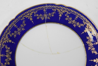 An early 20thC Copeland Spode porcelain dessert service, gilt decorated with swags of ivy, on a cobalt blue ground, printed marks, comprising pair of tazze and twelve plates. - 3