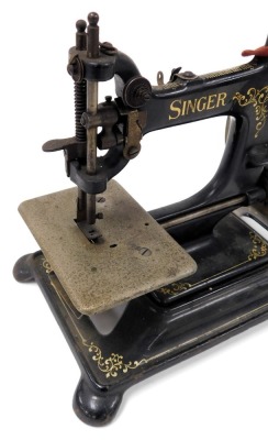 A late 19thC Singer sewing machine, 29cm wide. - 2