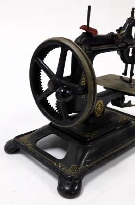 A late 19thC Singer sewing machine, 29cm wide. - 3