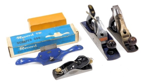 A Stanley block plane, number 9½, Record smoothing plane number 3, Jack plane T5 and a scraper plane, number 80, boxed. (4)