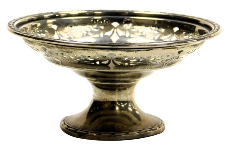 A George V silver pedestal sweetmeat dish, with pierced decoration, Birmingham 1918, 2.04oz.