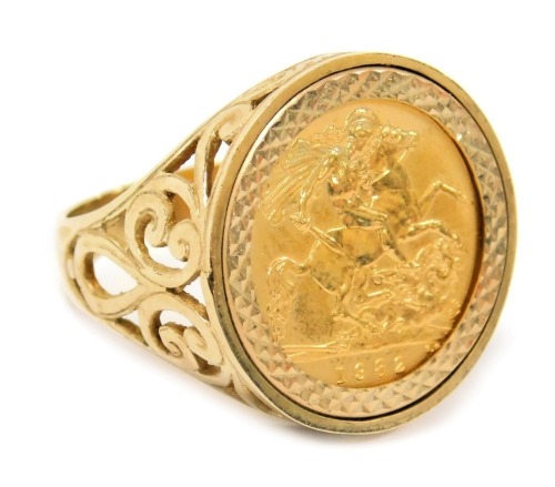 An Elizabeth II gold half sovereign 1982, in a 9ct gold ring mount, size V, 8.8g.