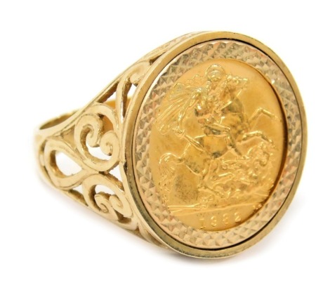 An Elizabeth II gold half sovereign 1982, in a 9ct gold ring mount, size V, 8.8g.