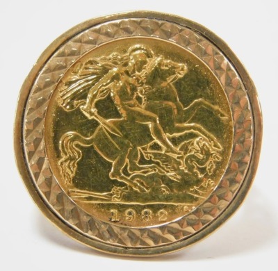 An Elizabeth II gold half sovereign 1982, in a 9ct gold ring mount, size V, 7.3g. - 2