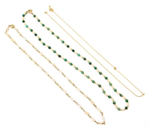 An 18ct gold fine neck chain, on a bolt ring clasp, 1.6g, a green and white seed pearl necklace, set with yellow metal balls at intervals, on a bolt ring clasp, stamped 9ct, and a freshwater pearl necklace, with yellow metal links at intervals, on a bolt