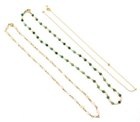 An 18ct gold fine neck chain, on a bolt ring clasp, 1.6g, a green and white seed pearl necklace, set with yellow metal balls at intervals, on a bolt ring clasp, stamped 9ct, and a freshwater pearl necklace, with yellow metal links at intervals, on a bolt 