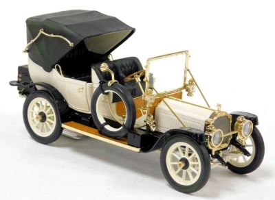 A Franklin Mint diecast model of a 1912 Packard Victoria, with details of the engine compartment and driving compartment layouts, boxed, with certificate. - 2