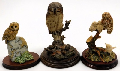 Four Border Fine Arts sculptures of owls, including A Watchful Eye, and Barn Owl on Wheel, together with a Country Artists sculpture of a tawny owl with mice, all with wooden stands. (5) - 2