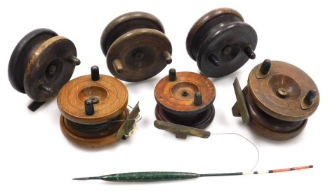 Three vintage Nottingham style mahogany centre pin reels, varying sizes, all with brass fittings.